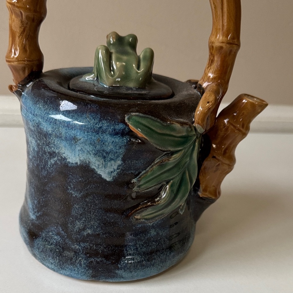 Ceramic Teapot with Frog and Leaf Design & 2 cans of The Republic of Tea - Picture 6 of 16